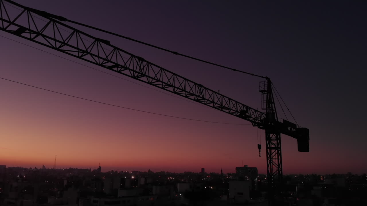 grúa de construcción en la ciudad al atardecer camión disparó