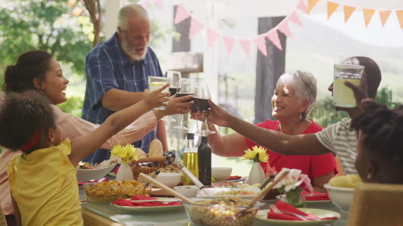 familia afroamericana de varias generaciones pasando tiempo en el jardín