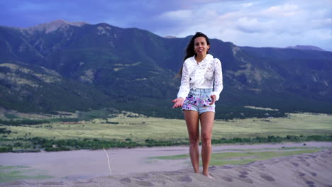 mujeres actrices modelo corriendo en la cima de la cresta de colorado las grandes dunas de arena parque nacional bailando saltando alegría pacífica paisaje de montaña pintoresco crepúsculo púrpura aventura montañas rocosas todavía movimiento