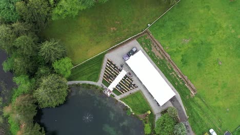 Vista-Aérea-Desde-Drone-De-Una-Granja-Con-Un-Lago