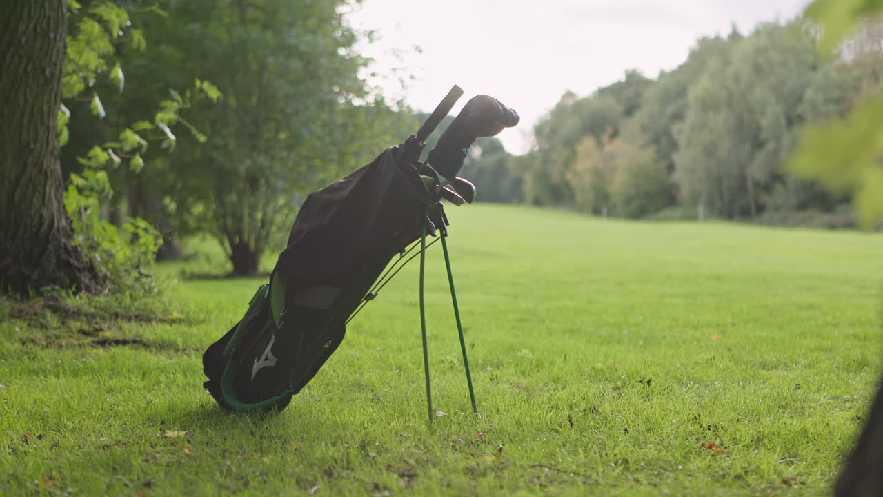 Saco de golfe em um campo de golfe