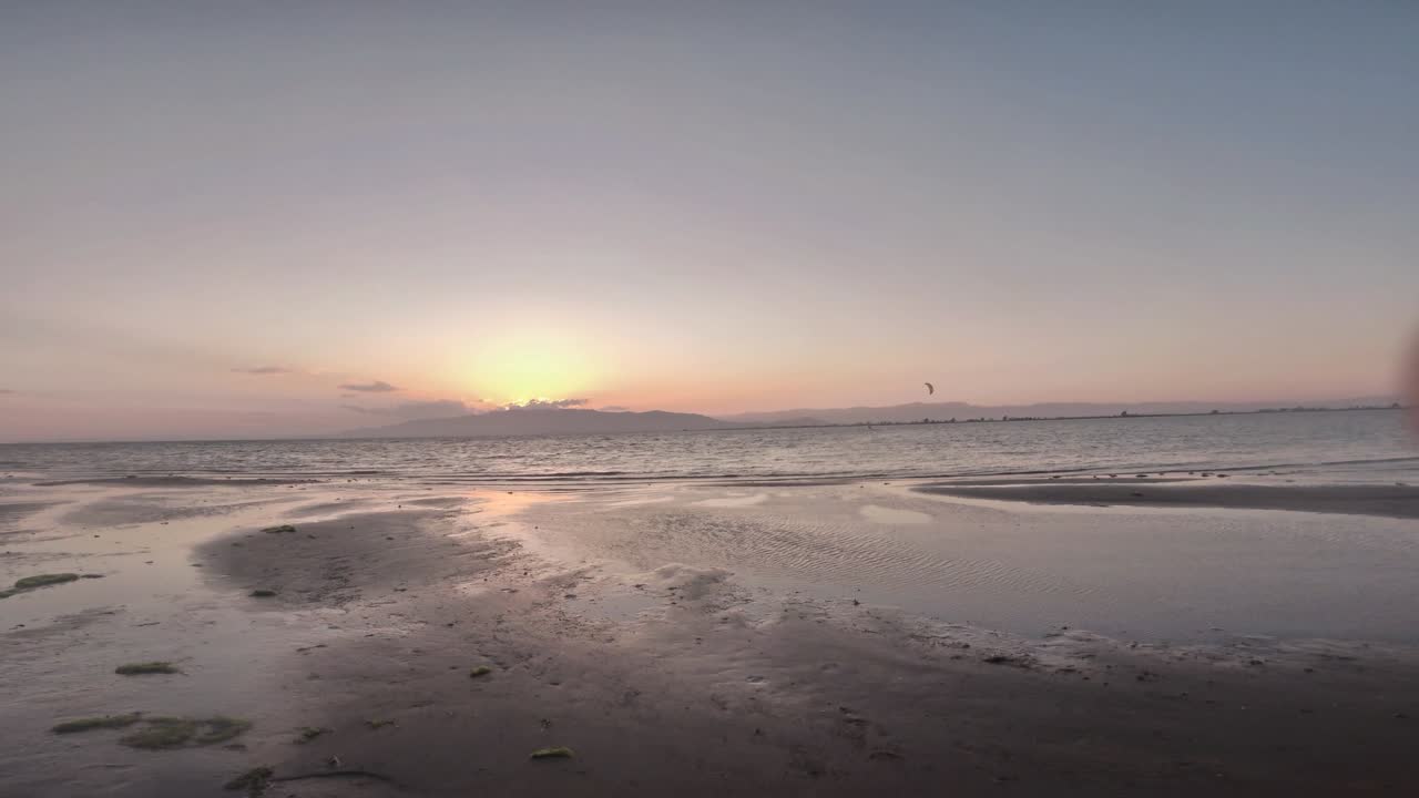 스페인의 에브로 델타에서 해가 지는 모습