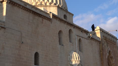 La-Cámara-Ve-La-Cúpula-De-Zinciriye-Madrasa-Desde-El-Exterior