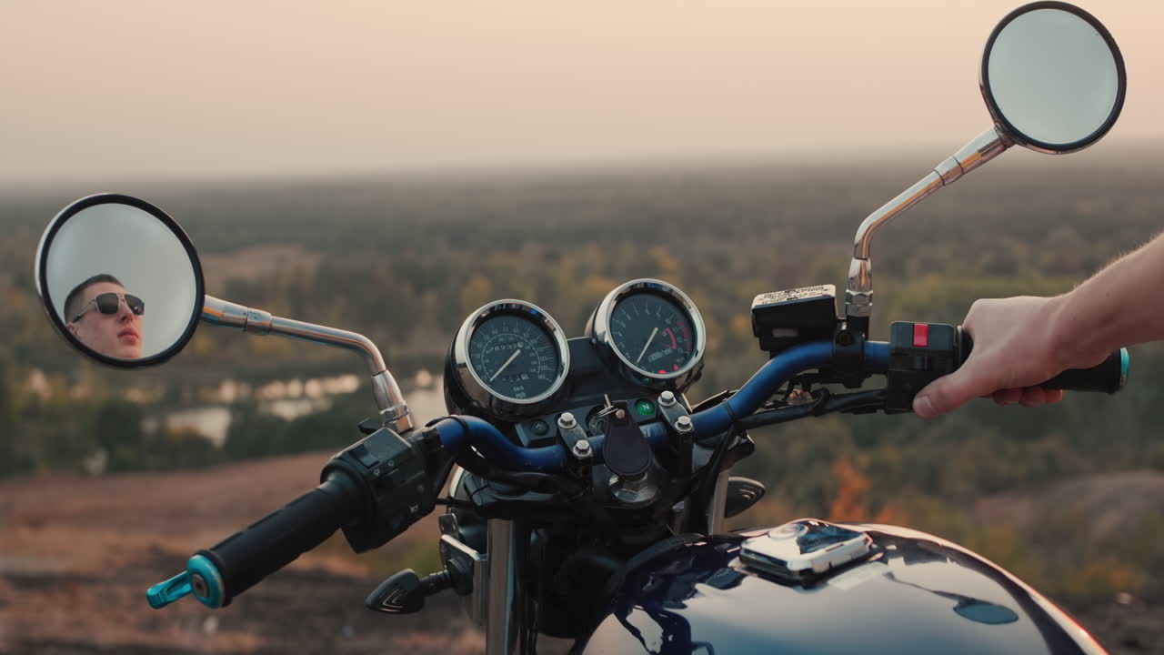 motociclista arranca moto
