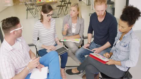 personas discutiendo planes de trabajo