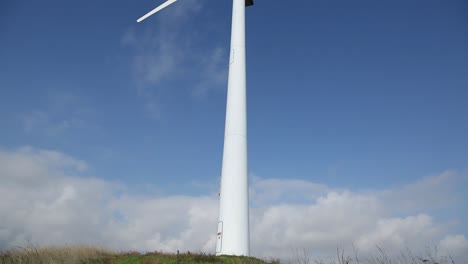 molino de viento en un montículo verde