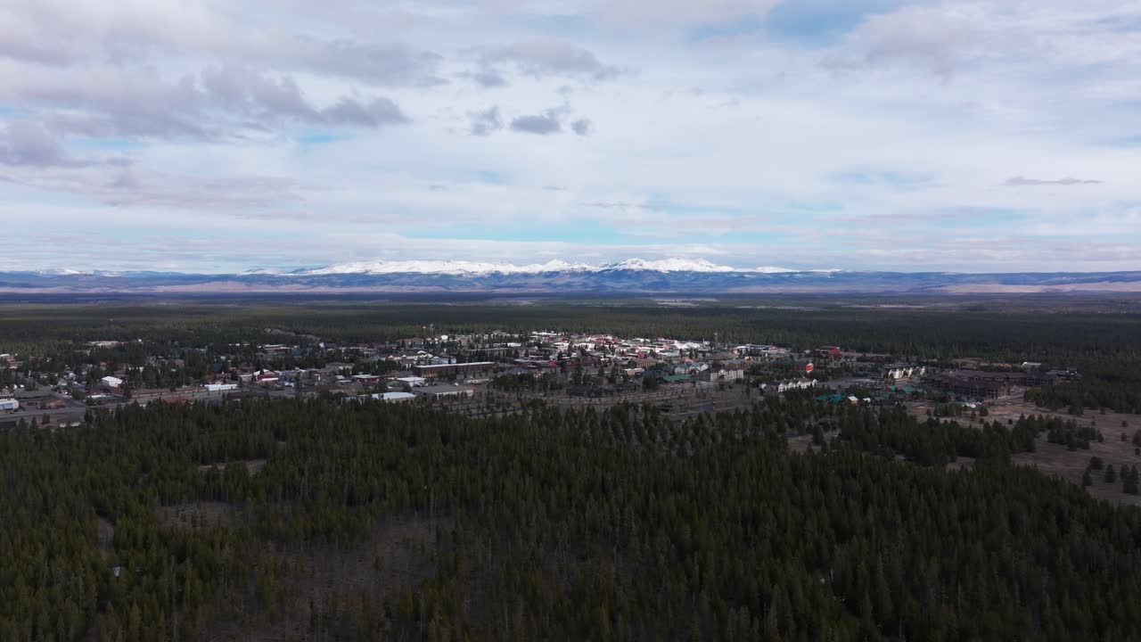 disparo de avión no tripulado que establece disparo de west yellowstone en el otoño