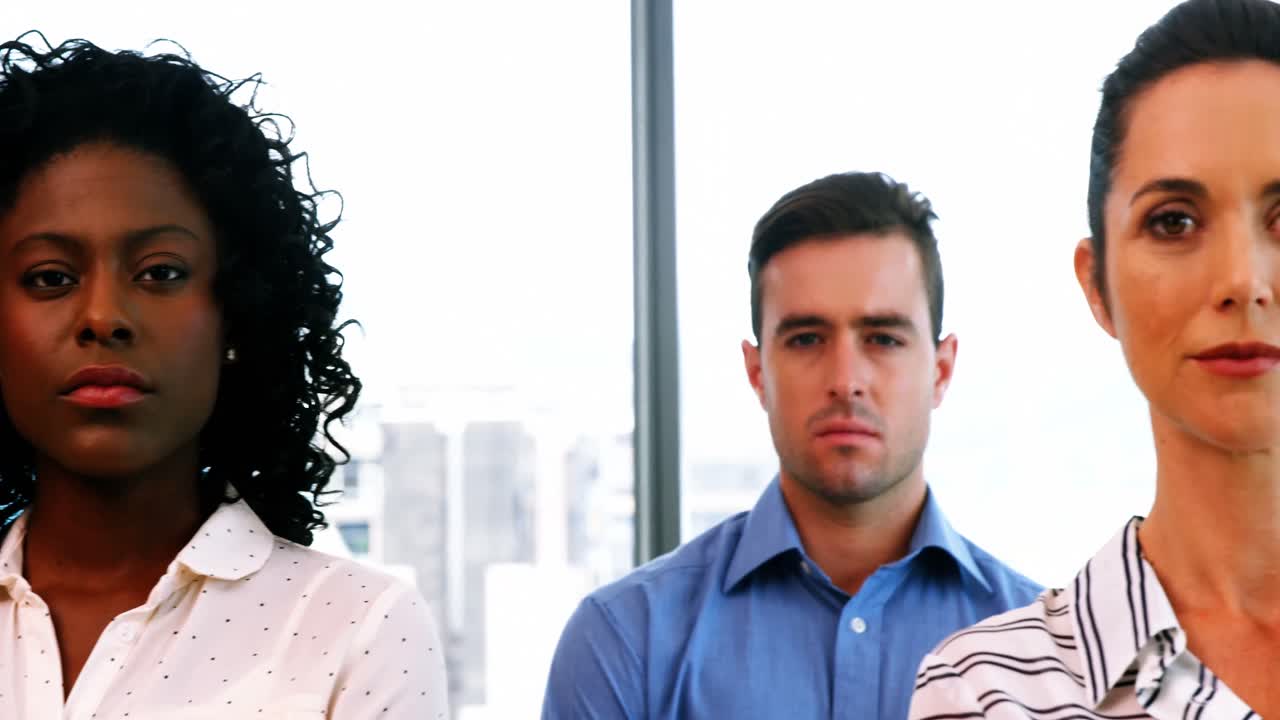 ejecutivos de pie juntos en la oficina