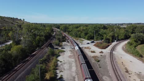 drone volando por encima y siguiendo un tren como