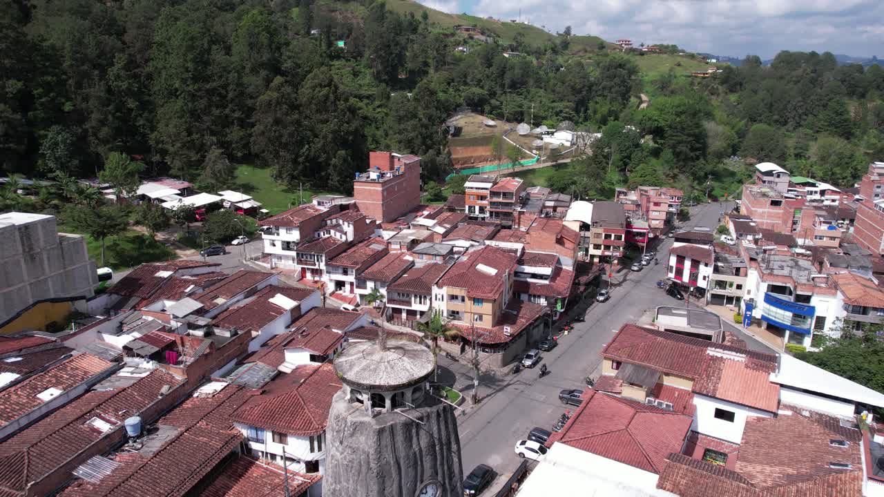 vista aérea da igreja nuestra senora de chiquinquira no centro de el penol, antiquoia, colômbia