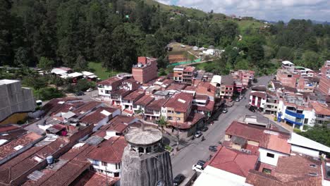 vista aérea de la iglesia de nuestra señora de chiquinquira en el centro de el penol, antiquoia, colombia