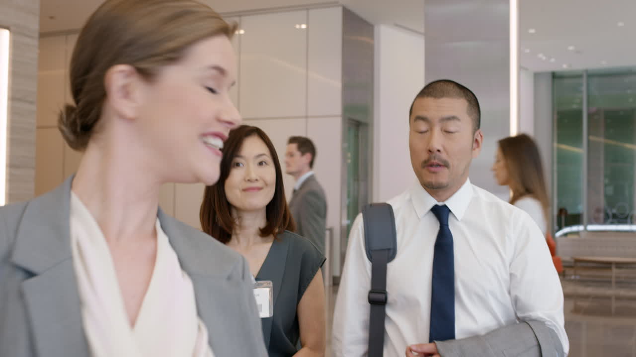 회의 에 도착 한 일본인 사업가 들