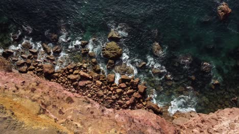 Vista-De-Arriba-Hacia-Abajo-A-Lo-Largo-De-La-Costa-Rocosa-Con-El-Océano-Atlántico,-Algarve