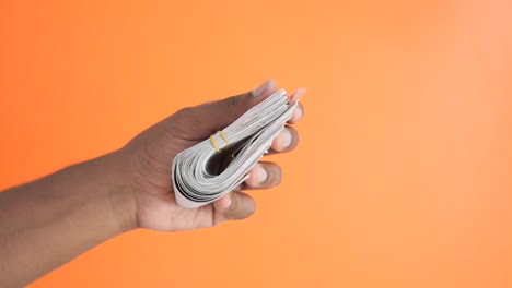 mano con un facho de dinero