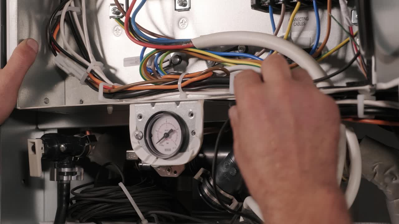 técnico de hvac instala sistemas de calefacción, ventilación y aire acondicionado