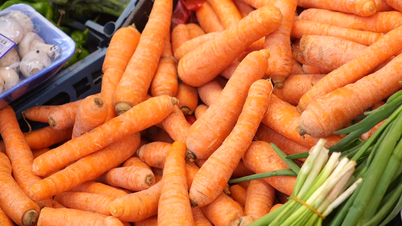 Zanahorias frescas y cebolletas en un mercado de agricultores