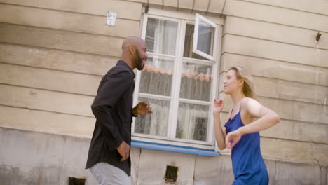 casal interracial dançando salsa na rua 7 da cidade velha