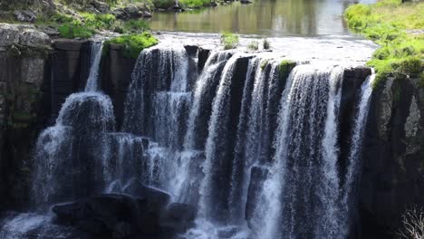 agua en cascada por una pintoresca cascada en el acantilado