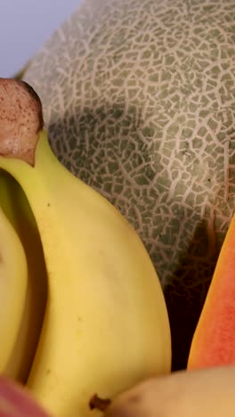 una variada variedad de frutas frescas