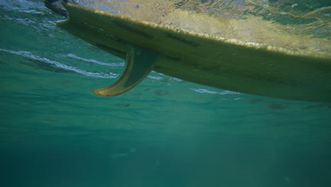 Surfista-Remando-Por-Olas-En-Aguas-Cristalinas-En-Byron-Bay-Australia-Tomado-Desde-El-Agua-En-Cámara-Lenta