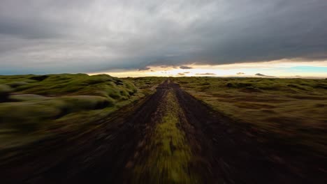 Toma-Amplia-De-Pov-De-Un-Todoterreno-Conduciendo-Rápido-En-El-Musgo-De-Islandia