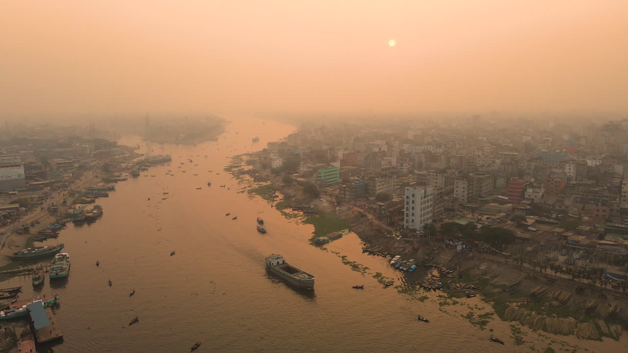 niebla vista aérea de la ciudad de dhaka con el río buriganga
