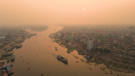 Brumosa-Vista-Aérea-De-La-Ciudad-De-Dhaka-Con-El-Río-Buriganga