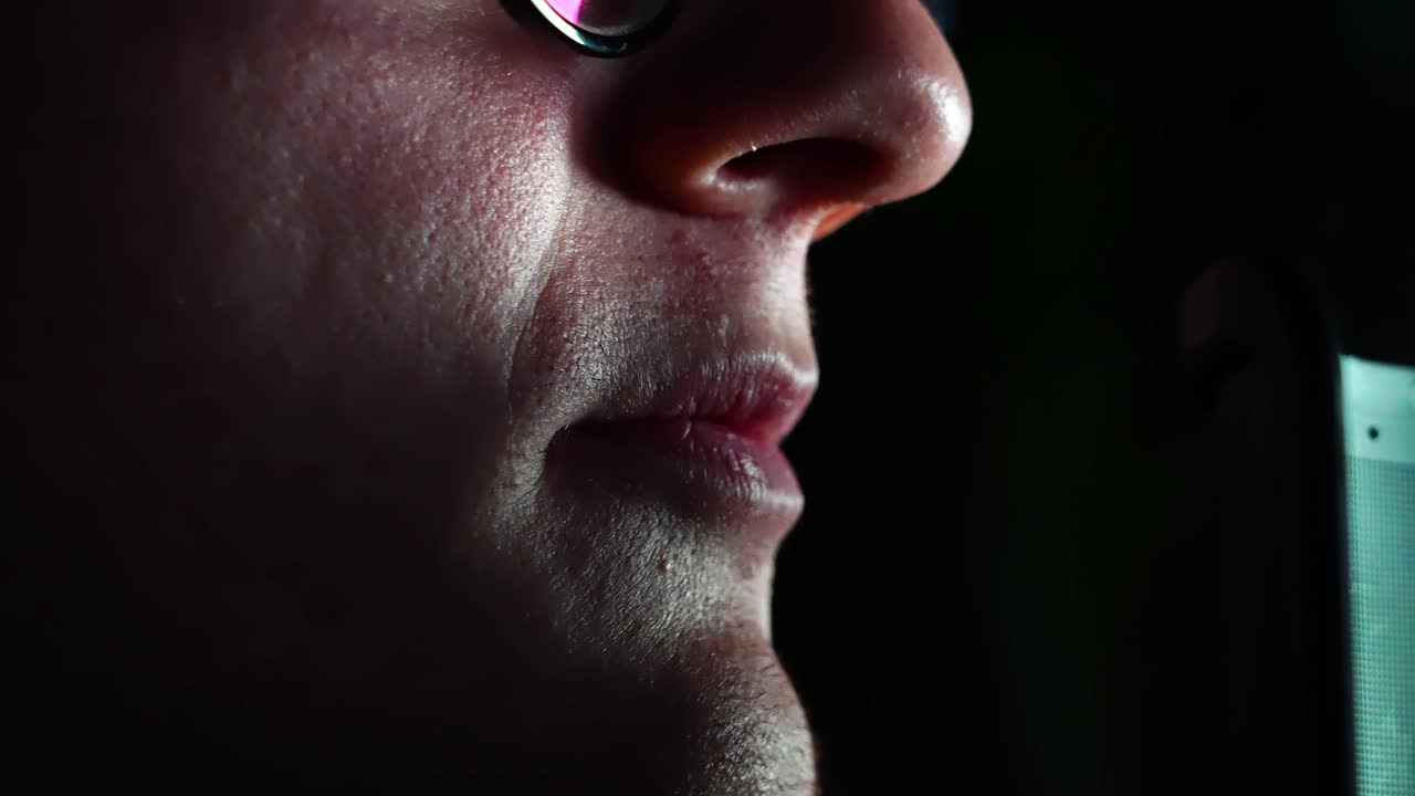 homem falando em um microfone fazendo uma narração para um podcast no programa do youtube