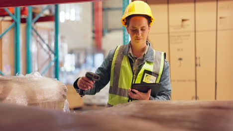 trabajador del almacén escaneando el inventario