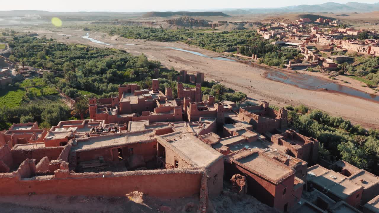 vista de la fortaleza de ait ben haddou y el paisaje circundante en marruecos