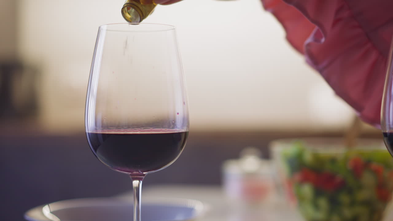 배신적인 여자가 싫어하는 사람의 유리잔에  ⁇  독을  ⁇ 는다