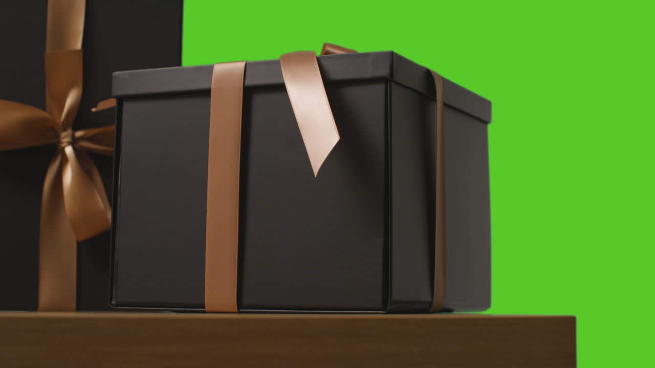 초록색 스크린 2에 대 한 테이블 에 리본으로 장식 된 선물 포장 선물의 근접