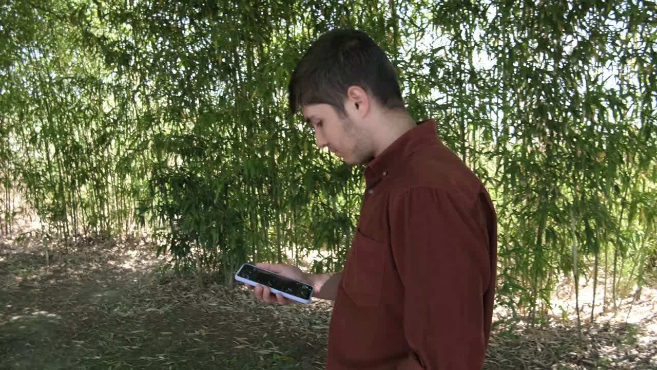 전화를 사용하는 남자