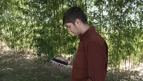 hombre usando el teléfono