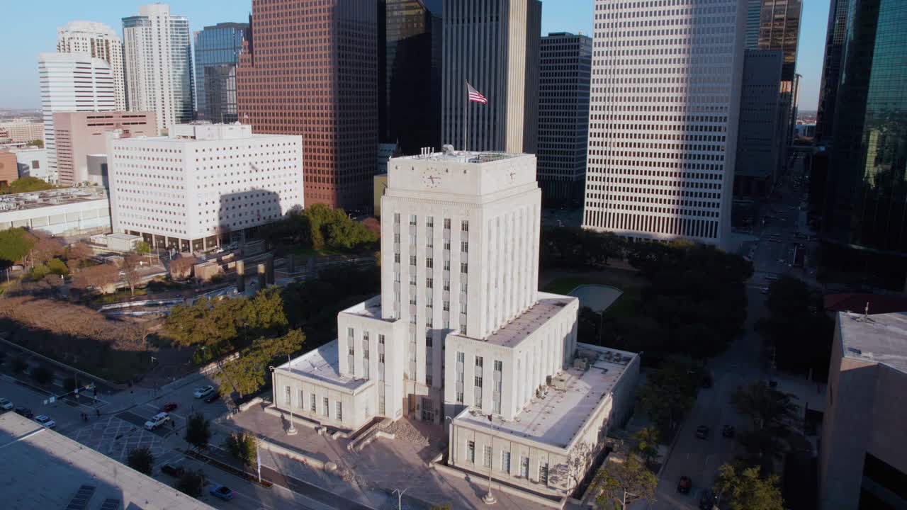 휴스턴 시청 (houston city hall), 텍사스 (usa), 건물의 공중 전망과 미국 국기 드론 촬영
