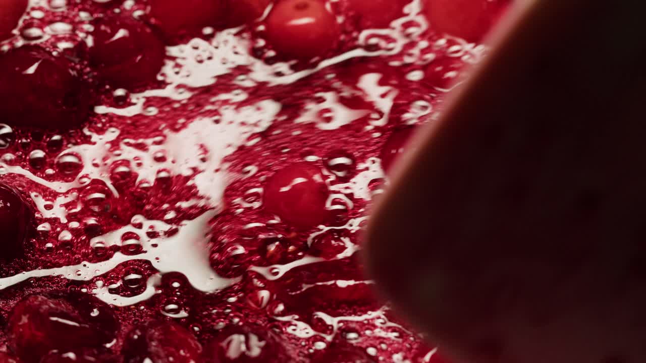los arándanos congelados cocinando para el té o la mermelada, el fondo de cerca de las bayas de arándanos en la cocina, el chef haciendo pastel de postre saludable.