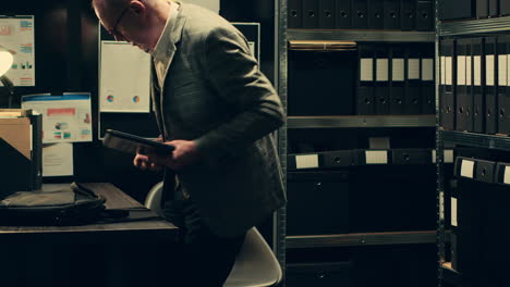 private inspector opening laptop to cross examine forensic evidence