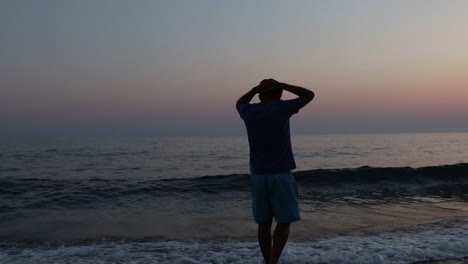 Silhouette-Eines-Traurigen-Depressiven-Mannes-Am-Strand-Bei-Sonnenuntergang