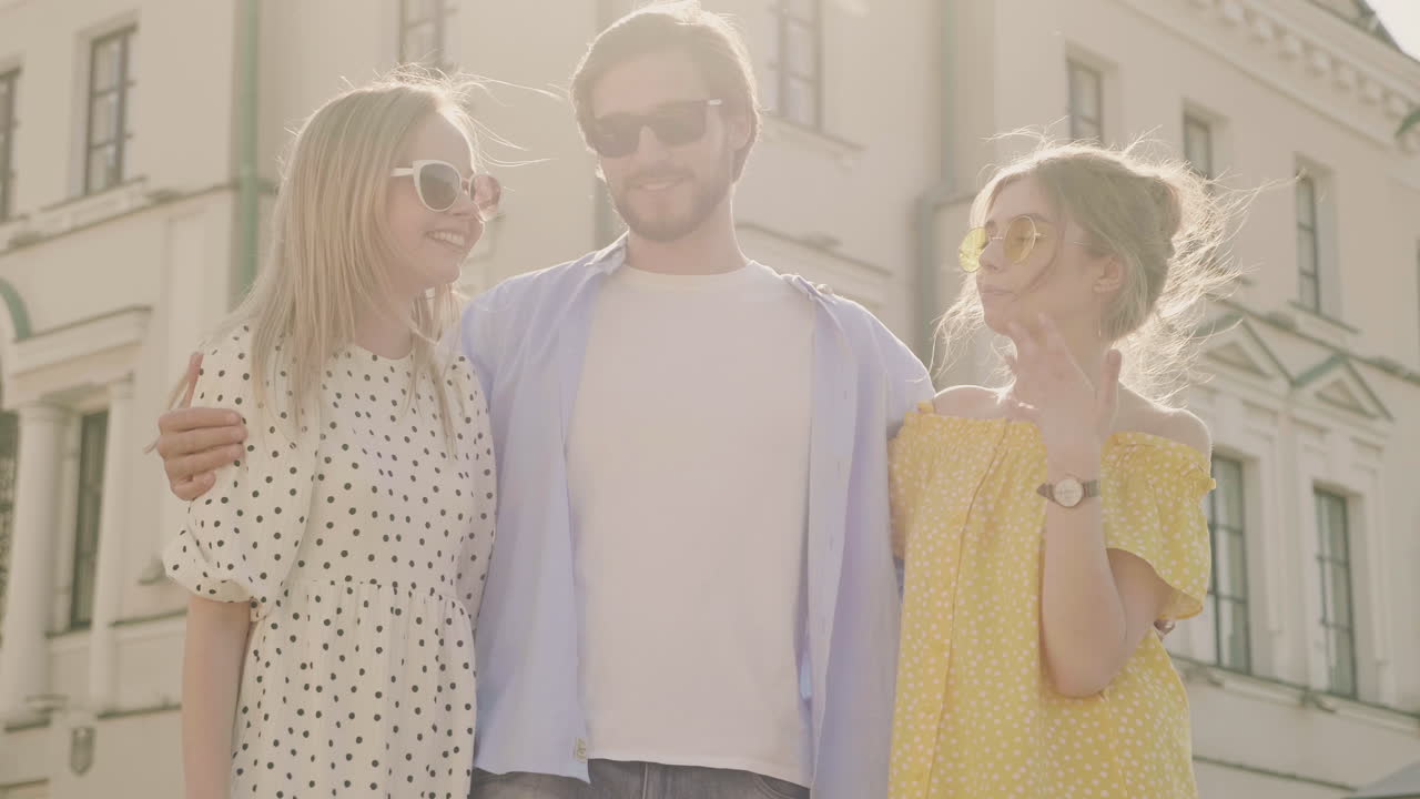 친구 들 이 함께 즐거운 시간 을 보내는 것