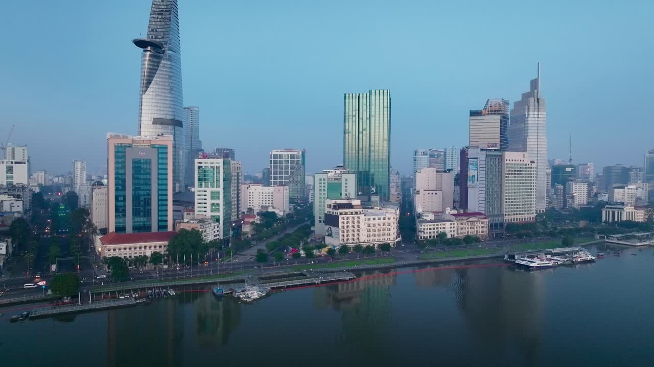 Güney Vietnam'da, gün doğumunda Ho Chi Minh şehrindeki Saygon Nehri kenarındaki 1. Bölge'nin drone görüntüsü