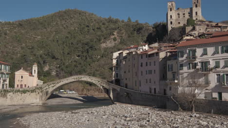 Mittelalterliches-Dorf-Dolceacqua-Und-Burg-Doria