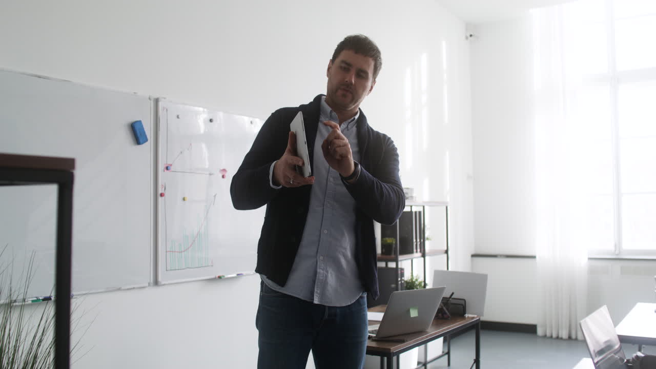 maestro de sexo masculino sentado en el escritorio