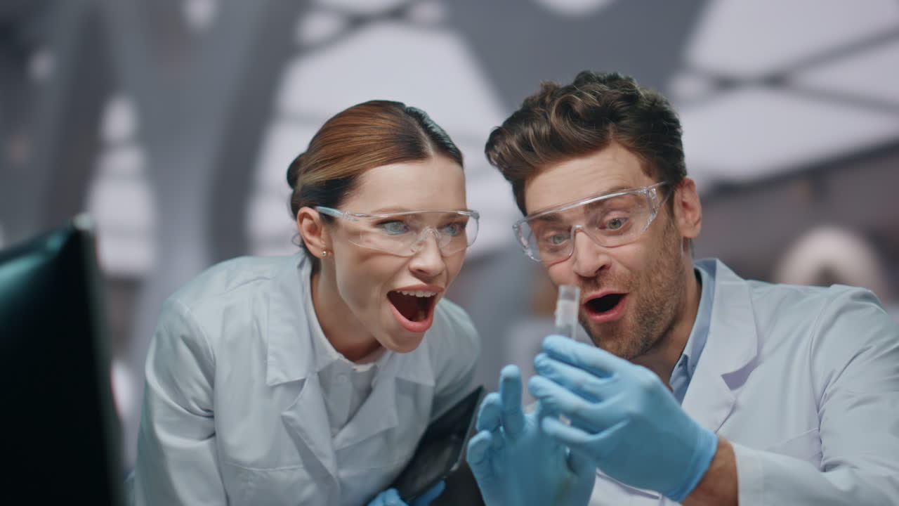 los científicos felices inventaron medicamentos de coronavirus dando cinco de cerca.