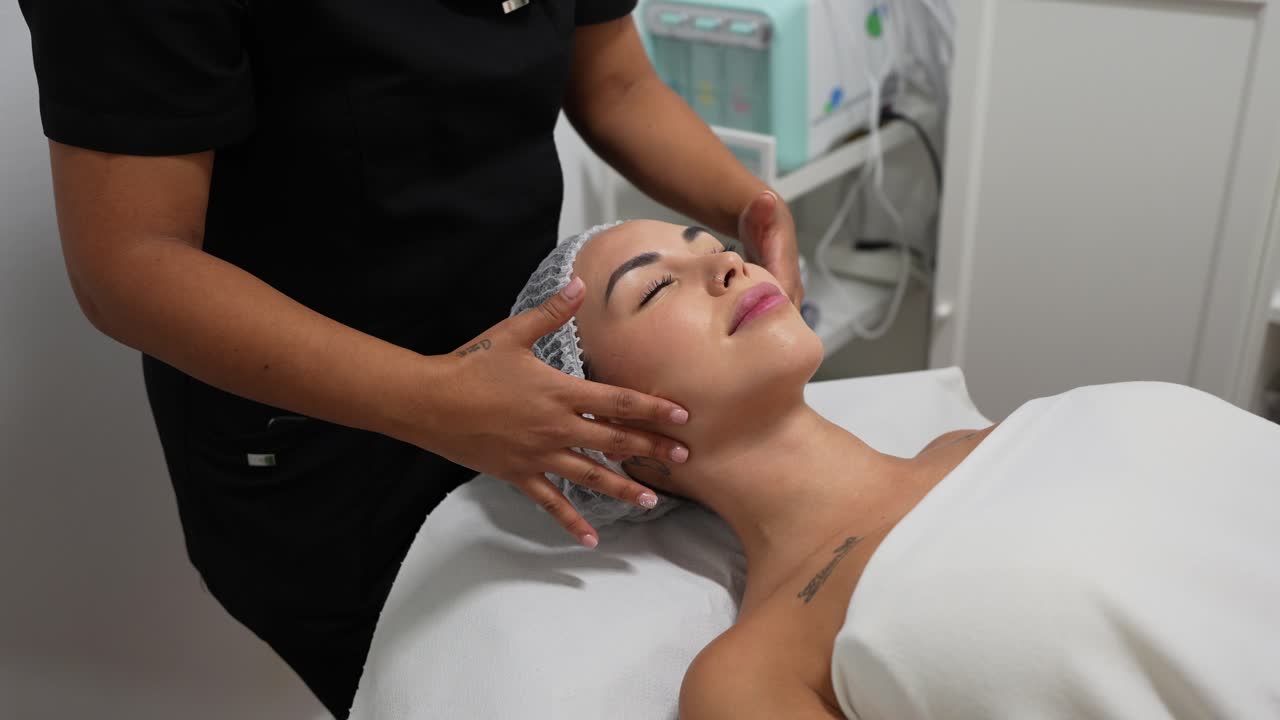 Massage relaxant du visage dans un spa