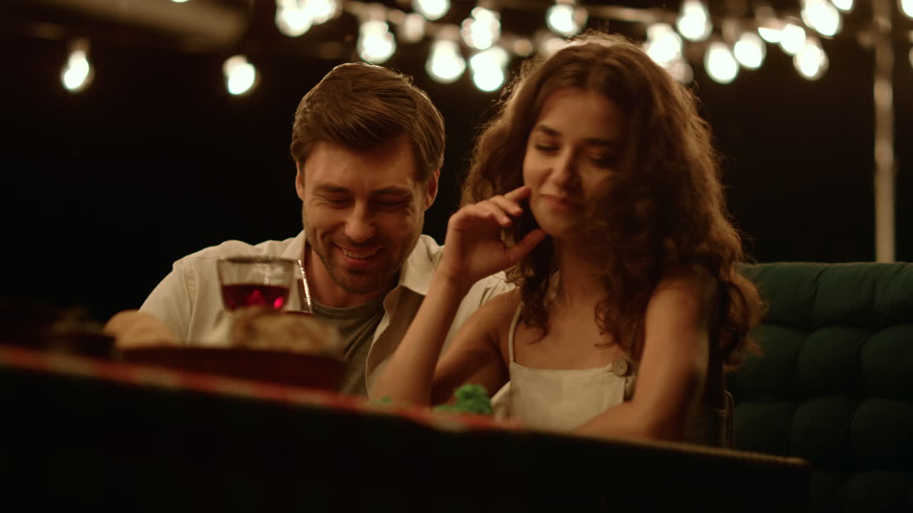 un chico y una mujer positivos coqueteando entre sí.