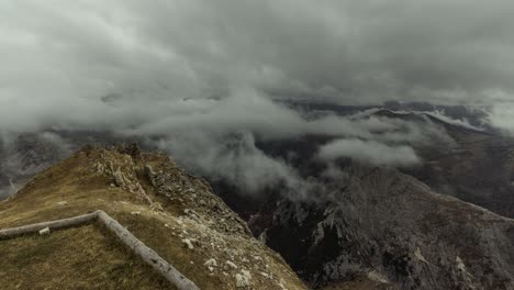 Bewegungszeitraffer-Von-Wolken-über-Dolomiten-Berggipfeln-In-Den-Italienischen-Alpen