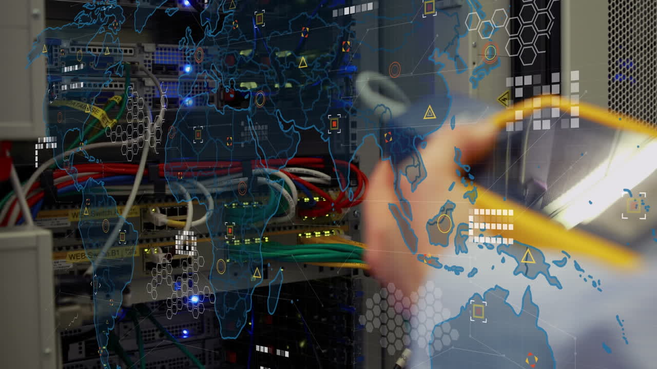 animación del mapa del mundo sobre el hombre de negocios caucásico en la sala del servidor