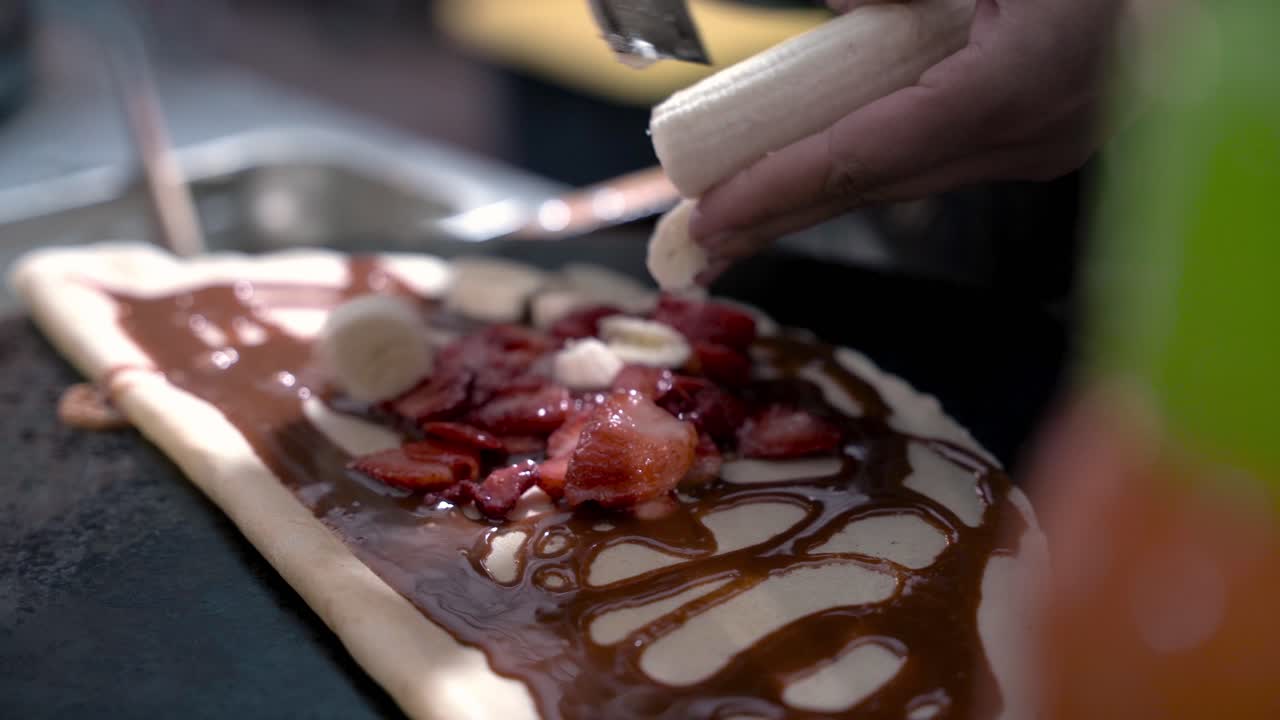Aggiunta di banana sulla crêpe