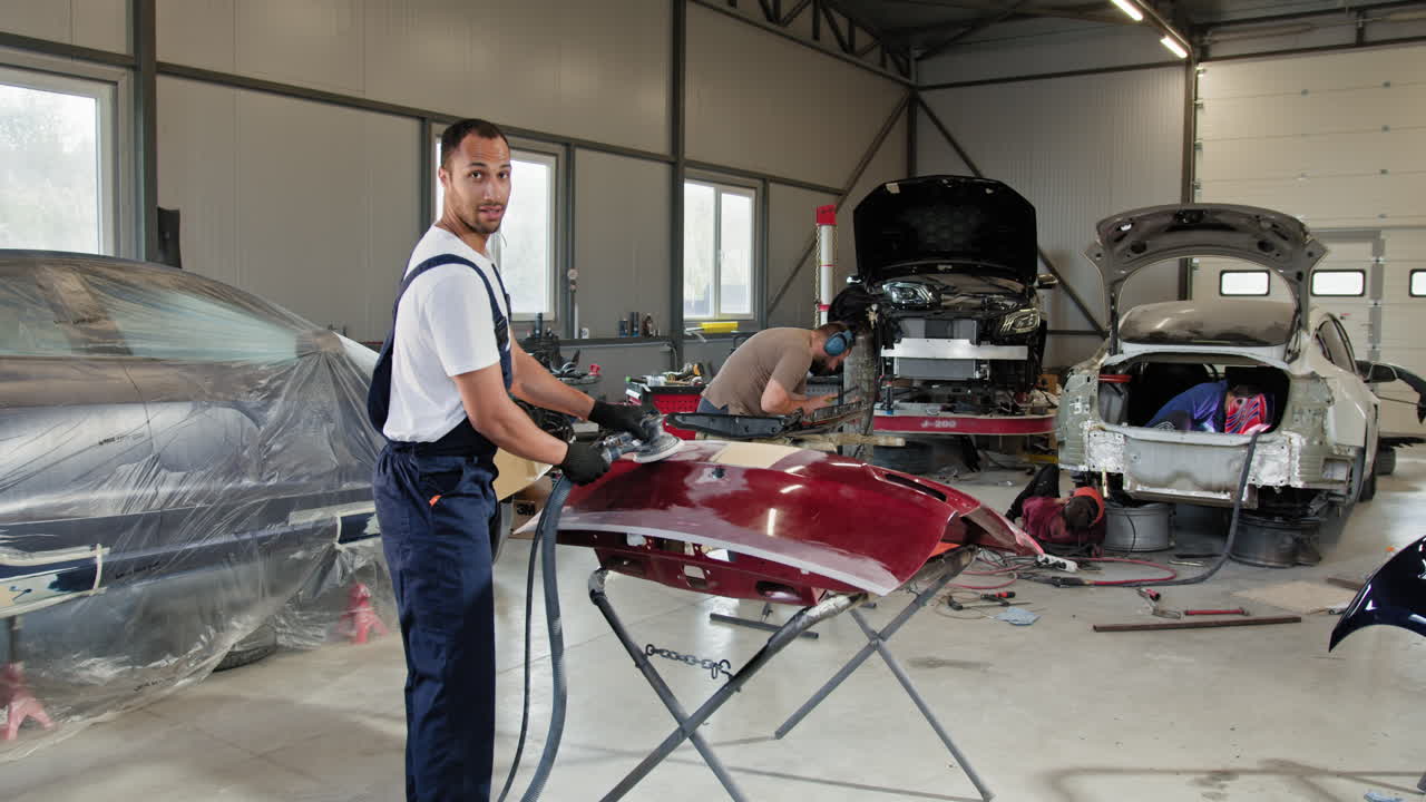 reparación de automóviles en un taller
