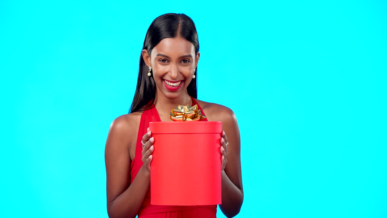 caja de regalos, sonrisa de venta minorista y mujer de estudio con ventas